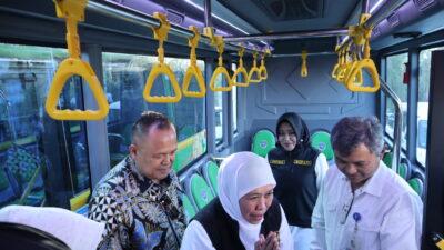 Gubernur Jatim, Khofifah Indar Parawansa bersama Bupati dan Wali Kota Mojokerto menjajal Trans Jatim Mojokerto - Gresik
