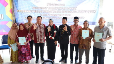 Serahkan Sertifikat PTSL untuk Warga Sooko, Bupati Mojokerto Harap Masyarakat Sabar