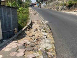 Trotoar Jalan Trawas Rusak Parah hingga Ambles, Tidak Ada Tindakan Sejak 2009