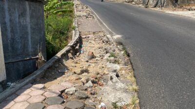 Trotoar jalan di Trawas yang rusak parah sejak 2009