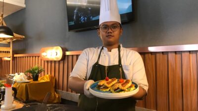 Pendamping Teh Tarik, ASTON Inn Jemursari Perkenalkan Roti Bantal Ayam Kari