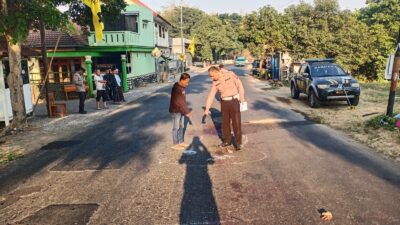 Lokasi kecelakaan seorang pria di Mojokerto setelah tertabrak truk tangki air, Minggu (1/10/2023). (Hasan/KabarTerdepan.com) 