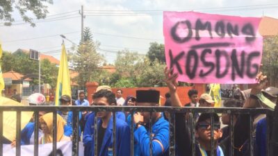 Pendemo sempat tertahan di luar kantor Pemkab Mojokerto, Senin (2/10/2023). (Erik/KabarTerdepan.com) 