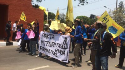 PMII Mojokerto dan PKL Desa Modongan Demo Pemkab, Minta Pembongkaran Lapak Ditunda
