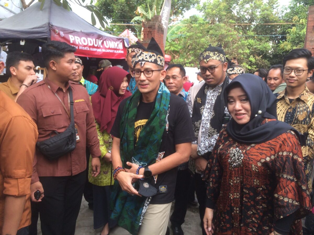 Sandiaga Uno kunjungi Kampung Majapahit Desa Bejijong, Kecamatan Trowulan, Kabupaten Mojokerto, Sabtu (7/10/2023). (Erix/KabarTerdepan.com) 