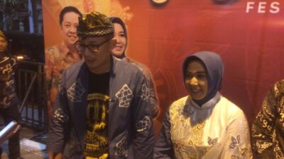 Menparekraf Sandiaga Uno bersama Wali Kota Mojokerto di Mojo Batik Festival 2023. (Erix/KabarTerdepan.com) 