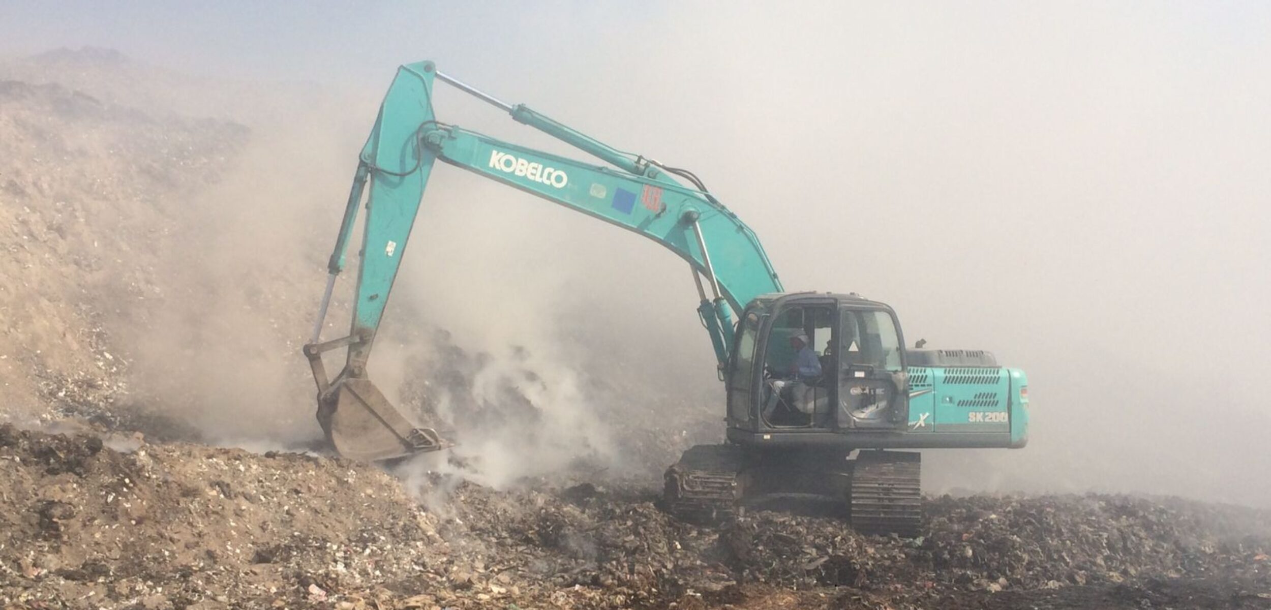 Alat berat diterjunkan untuk mengendalikan kebakaran di TPA Randegan Kota Mojokerto, Senin (9/10/2023). (Erix/KT)