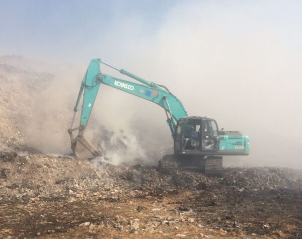 Curhat Warga Terkena Dampak Asap Kebakaran TPA Randegan Kota Mojokerto, Sesak Napas dan Omset Jualan Turun