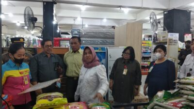 Wali Kota Mojokerto sidak stok beras di swalayan, Rabu (11/10/2023)