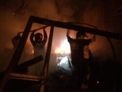 Rumah Mebel di Mojokerto Ludes Dilalap Api