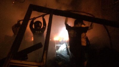 Petugas Pemadam Kebakaran berusaha memadamkan api, Kamis (12/10/2023). (Erix/KabarTerdepan.com) 
