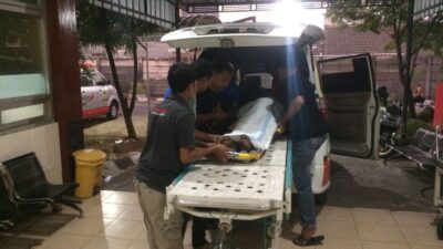 Jenazah pekerja Wifi dibawa ke rumah duka menggunakan mobil ambulan, Sabtu (14/10/2023). (Erix/KT)