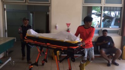 Jasad pengamen dievakuasi ke kamar jenazah RSUD Wahidin Sudiro Husodo Kota Mojokerto. (Erix/KabarTerdepan.com) 