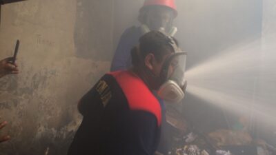 Petugas berusaha memadamkan api di Puskesmas Blooto, Senin (16/10/2023). (Erix/KabarTerdepan.com) 