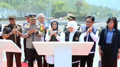 Resmikan Jembatan Gantung Kaliregoyo, Gubernur Khofifah Minta Warga Bersahabat dengan Semeru