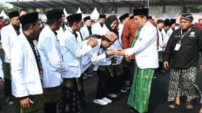 Presiden Jokowi memberikan selamat kepada Pimpinan Pusat Pagar Nusa masa khidmat 2023-2028 (Dok. Sekretariat Presiden)