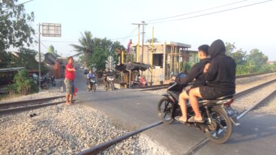 Pembangunan palang pintu perlintasan kereta api di Blooto Kota Mojokerto bakal dipercepat. (Erix/KabarTerdepan.com) 