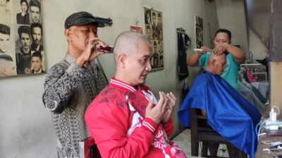Daniel Lukas Rorong melunasi nazarnya cukur gundul usai Prabowo-Gibran daftar ke KPU, Rabu (25/10/2023). (Daniel for KabarTerdepan.com) 
