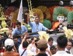 Kemeriahan Prabowo-Gibran Daftar ke KPU, Naik Maung Pindad, Pakai Baju Biru