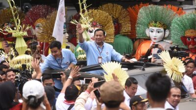 Kemeriahan Prabowo-Gibran Daftar ke KPU, Naik Maung Pindad, Pakai Baju Biru