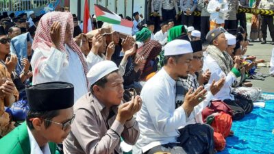 Warga Jombang khusyuk berdoa untuk Palestina, Rabu (25/10/2023). (Erix/KabarTerdepan.com) 