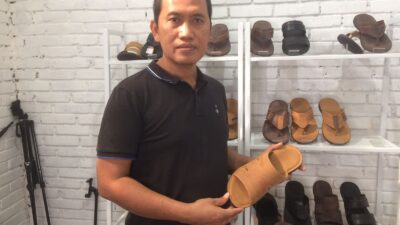 Muhammad Yani, perajin sandal kulit di Kota mojokerto. (Erix/KabarTerdepan.com) 