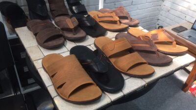 Kualitas sandal Giardo milik Muhammad Yani laku di luar negeri. (Erix/KabarTerdepan.com) 