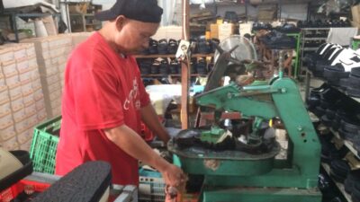 Proses pengerjaan sandal kulit Giardo. (Erix/KabarTerdepan.com) 