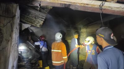 Petugas berusaha memadamkan api yang melahap dapur rumah milik warga Sooko Mojokerto, Sabtu (28/10/2023). (Dok. BPBD Kabupaten Mojokerto)