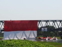 Uniknya Peringatan Sumpah Pemuda di Kota Mojokerto, Ada Pengibaran Bendera di Darat, Air dan Udara