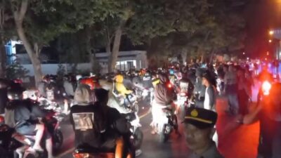 Rombongan massa pesilat mendatangi Mapolres Mojokerto, Minggu (29/10/2023) malam