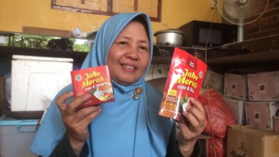 Maria Ulfa, warga Kota Mojokerto yang sukses bisnis Jahe Merah Instan, Senin (30/10/2023). (Erix/KabarTerdepan.com) 