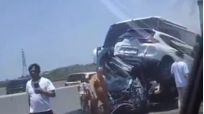 Kondisi mobil yang terlibat kecelakaan beruntun di Tol Semarang, Sabtu (30/9/2023). (X @humairah) 