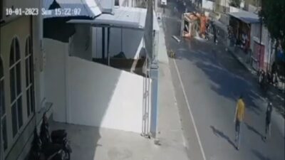 Mobil damkar terguling menewaskan dua petugas, Minggu (1/10/2023). (Tangkaoan layar X @heraloebss) 