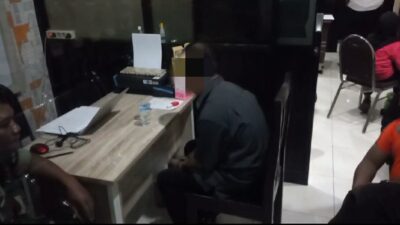 Terduga pelaku S saat dilakukan penyelidikan di Polres Mojokerto, Senin (1/10/2023). (Hasan/KabarTerdepan.com) 