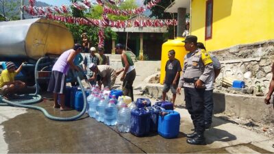 Dropping air bersih dari Polres Mojokerto untuk warga desa Mandiri Manggung Gajah, Ngoro, Mojokerto, Rabu (4/10/2023). (Muzakki/KabarTerdepan.com) 