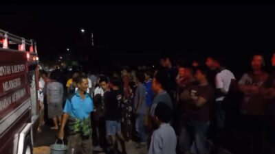 Warga setempat turut membantu memadamkan api. (Hasan/KabarTerdepan.com) 