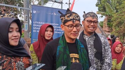 Sandiaga Uno saat mengunjungi Desa Bejijong, Kecamatan Trowulan, Kabupaten Mojokerto, Sabtu (7/10/2023). (Muzakki/KabarTerdepan.com) 