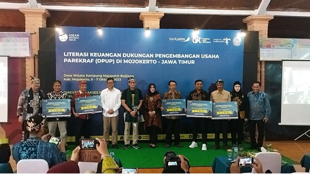 Perwakilan 5 desa di Jatim yang menerima bantuan usaha pariwisata dan ekonomi kreatif. (Erix/KabarTerdepan.com) 