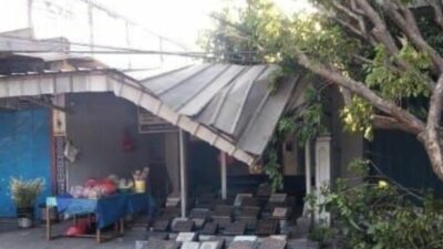 Kondisi teras toko yang tertimpa pohon tumbang di Mojosari, Kabupaten Mojokerto, Minggu (8/10/2023). (Dok. BPBD Kabupaten Mojokerto) 