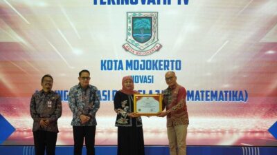 Gubernur Jawa Timur Khofifah Indar Parawansa menyerahkan penghargaan untuk Kota Mojokerto, Senin (9/10/2023). (Sok. Diskominfo Kota Mojokerto)