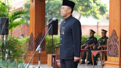 Sekda Kota Mojokerto Garuk Tri Prasetyo memimpin upacara HUT ke-78 Provinsi Jawa Timur di halaman Pemkot Mojokerto, Kamis (12/10/2023). (Dok. Diskominfo Kota Mojokerto) 