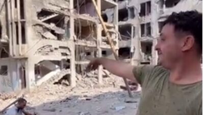 Seorang pria Palestina menunjuk rumahnya yang hancur dibombardir Israel. (X @CensoredMen) 