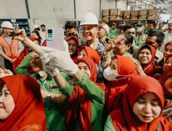 Blusukan ke Perusahaan di Sidoarjo, Ganjar Pranowo Dikerubuti Emak-emak Karyawan Pabrik