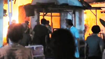 Rumah di Mojokerto terbakar diduga ditinggal pergi saat memasak air, Senin (16/10/2023). (Foto amatir warga) 