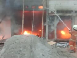 Gudang Rongsokan di Mojokerto Terbakar, 3 Unit PMK Dikerahkan Padamkan Api