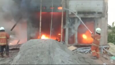 Petugas pemadam kebakaran berusaha memadamkan api yang membakar gudang rongsokan, Selasa (17/10/2023). (Erix/KabarTerdepan.com) 