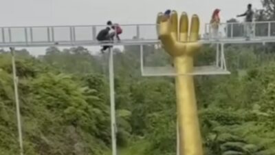 Polisi Ungkap Kronologi 4 Wisatawan Jatuh dari Wahana Jembatan Kaca di Banyumas
