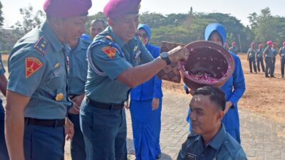 Naik Pangkat, Sembilan Prajurit Brigif 2 Marinir Mandi Air Kembang