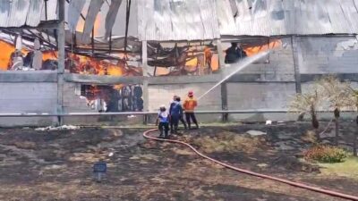 Pemadam Kebakaran sedang menjinakkan kebakaran di PT Sun Paper Source Kebakaran (Lintang / KabarTerdepan.com) 
